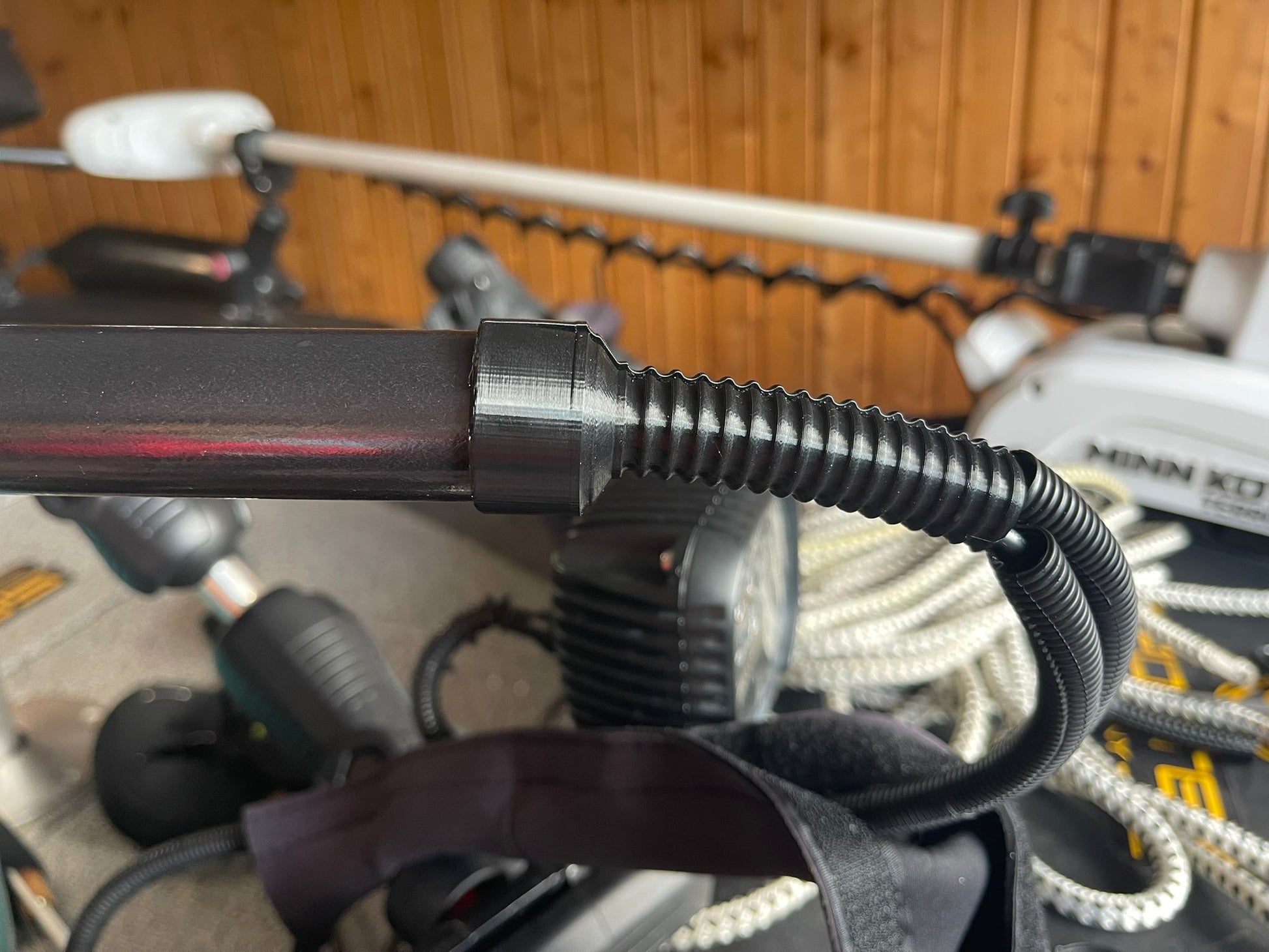 Kabelschutz für Humminbird MEGA 360 in schwarz Montagebeispiel 1