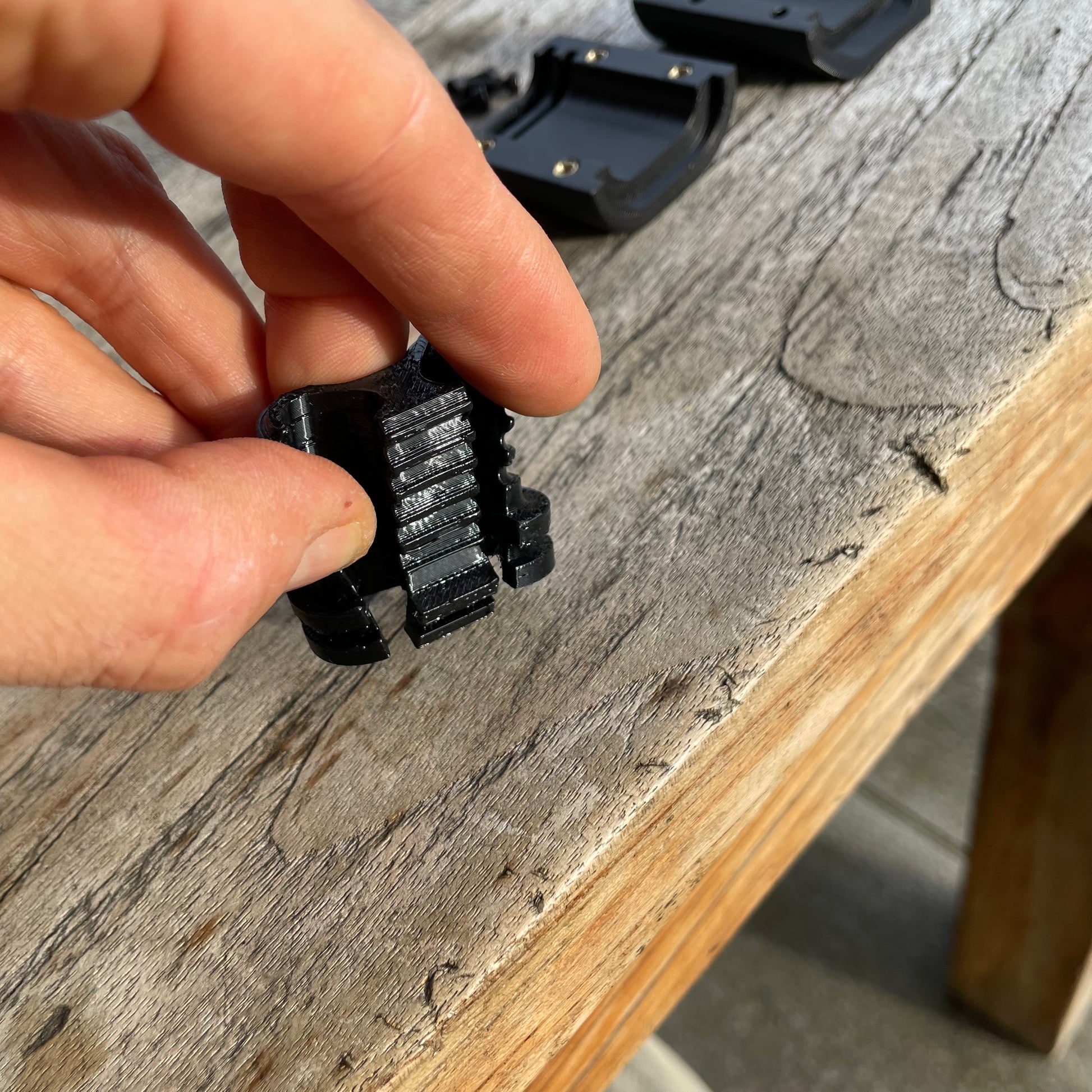 Schwarzes TPU-Innenteil des Mega Live 2 Geber-Kabelschutzes im Detail