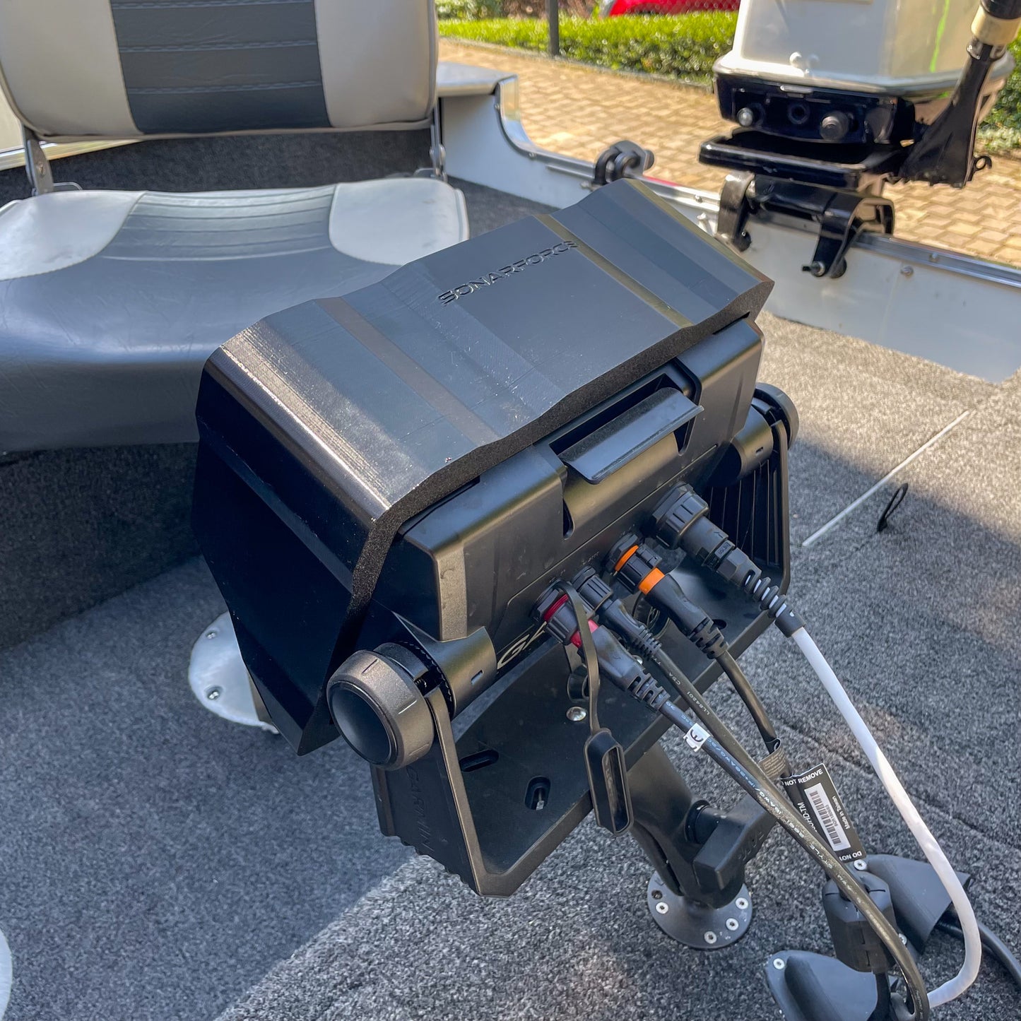 Detailaufnahme vom SonarForce Sun Visor für das Garmin Echomap UHD 92sv, Ansicht von oben links auf das Gerät