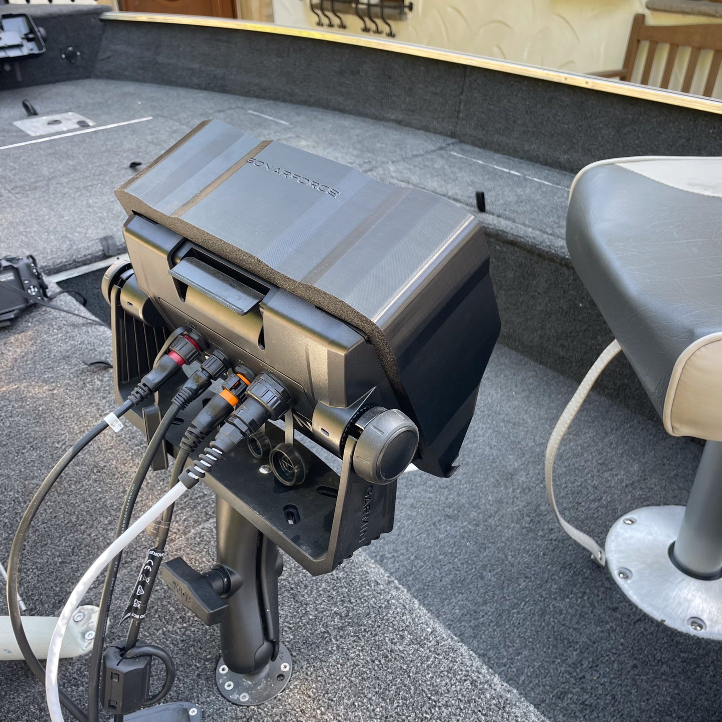 Detailaufnahme vom SonarForce Sun Visor für das Garmin Echomap UHD 92sv, Ansicht von oben rechts