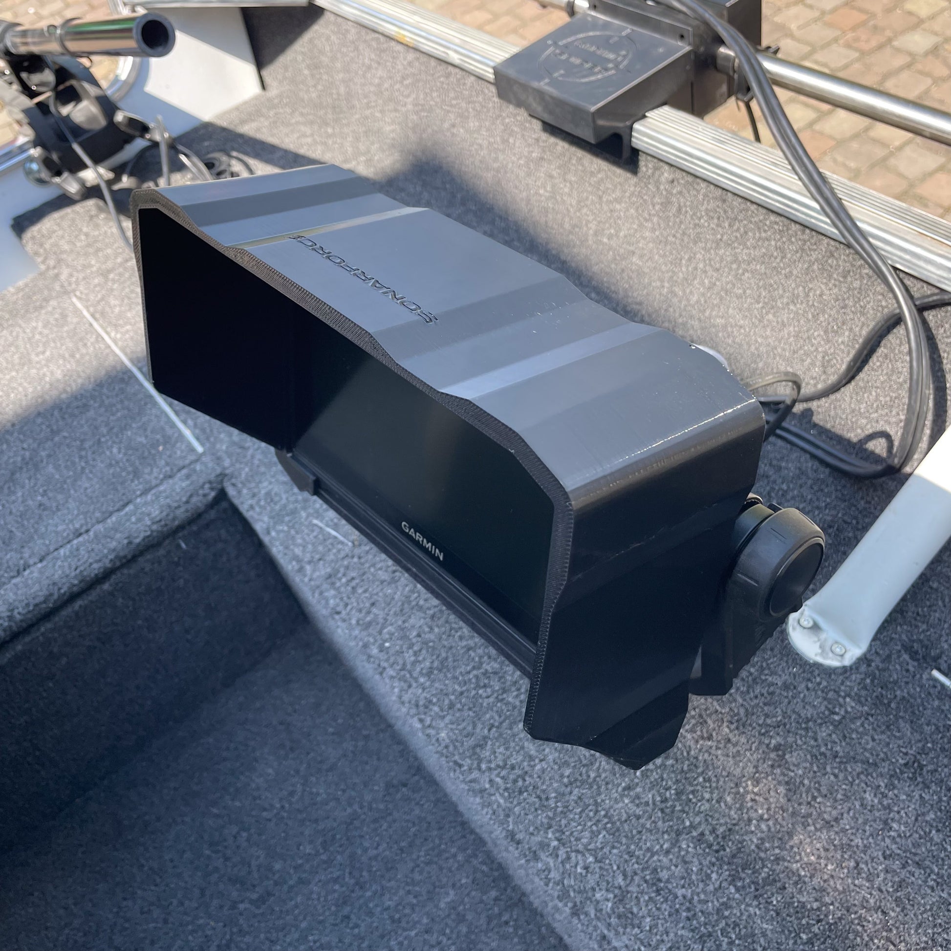 Detailaufnahme vom SonarForce Sun Visor für das Garmin Echomap UHD 92sv, Ansicht von oben 