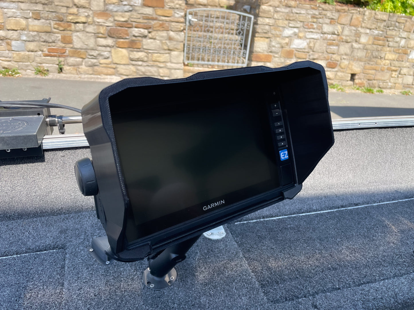 Detailaufnahme vom SonarForce Sun Visor für das Garmin Echomap UHD 92sv, Frontalansicht