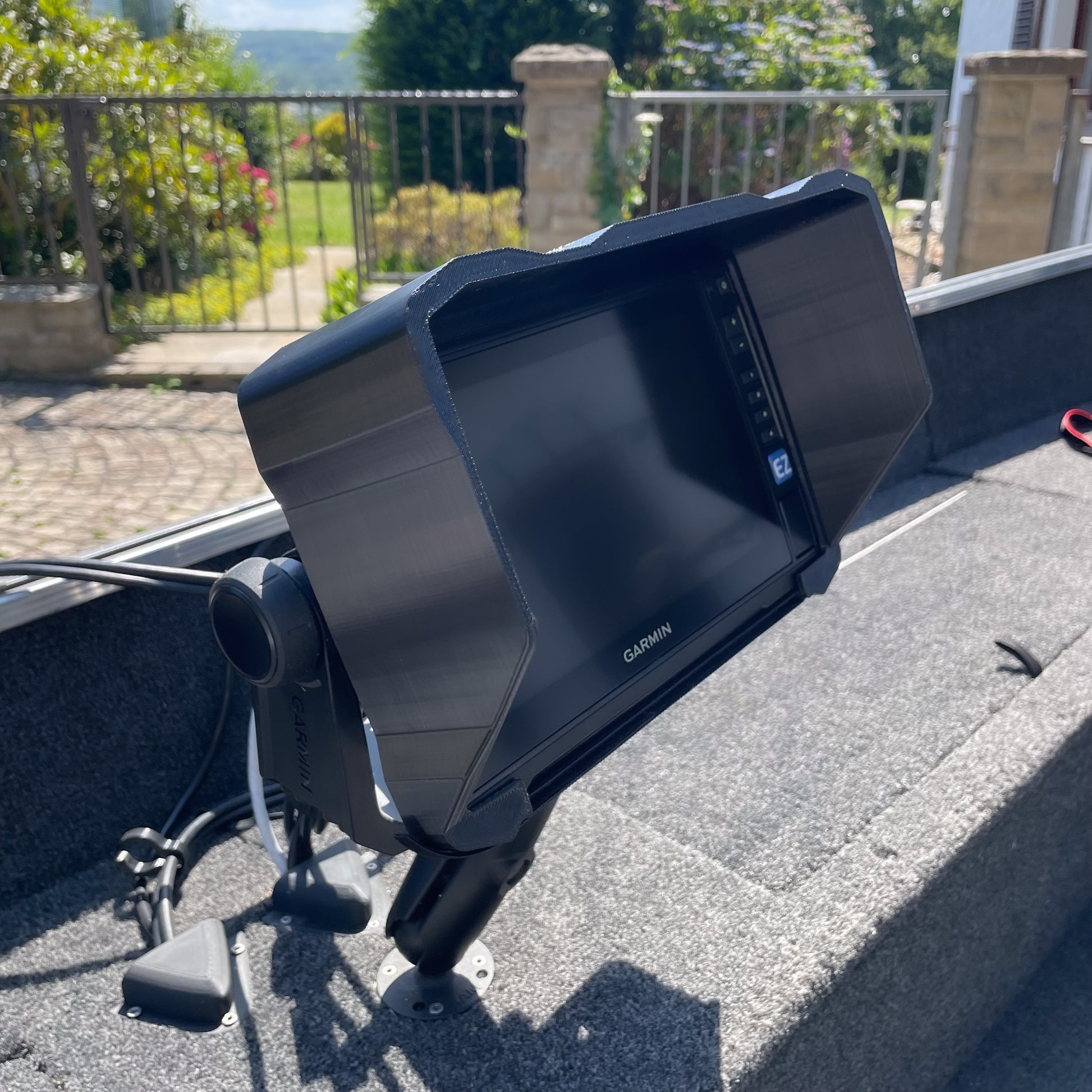Detailaufnahme vom SonarForce Sun Visor für das Garmin Echomap UHD 92sv, Ansicht vorne rechts
