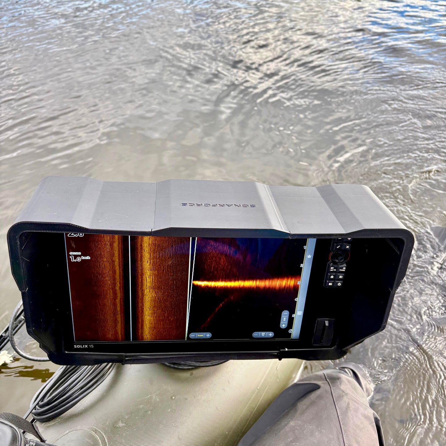 SonarForce Sun Visor, Sonnenschutzblende für Humminbird Solix, Ansicht von vorne