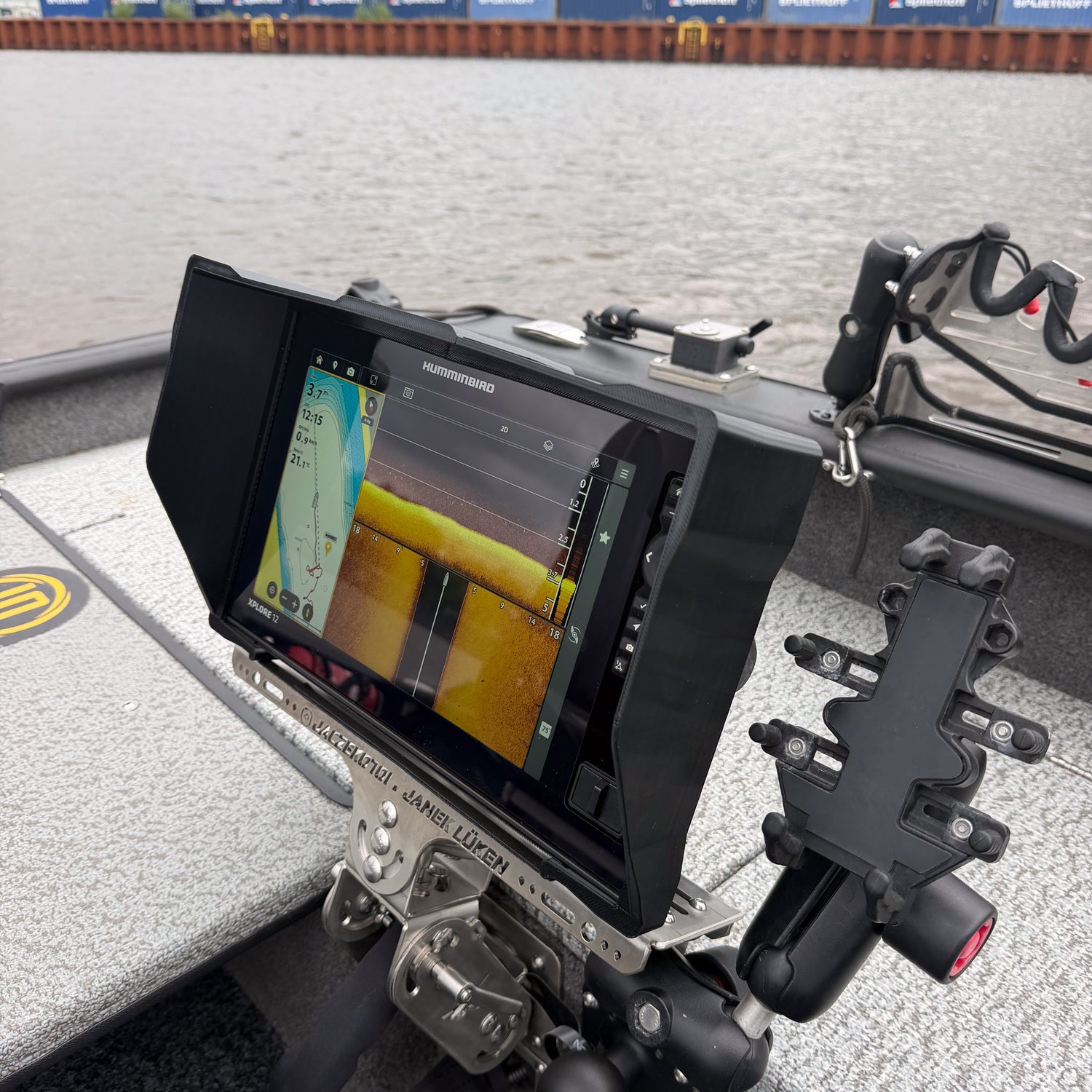 Sun Visor für das Humminbird Xplore Echolot, Detailaufnahme rechts seitlich