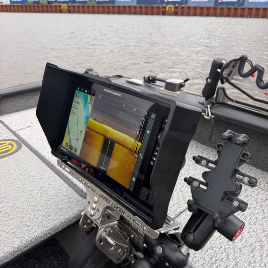 Sun Visor für das Humminbird Xplore Echolot, Detailaufnahme rechts seitlich