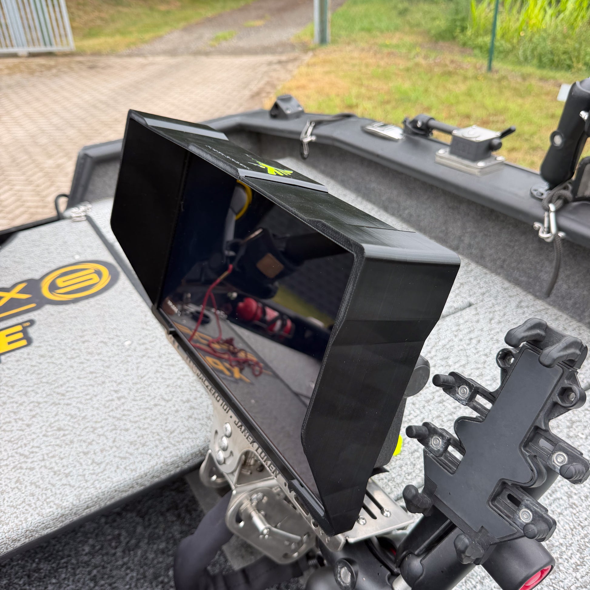 Sun Visor Sonnenblende für das Humminbird Xplore Echolot, Detailaufnahme Seite rechts
