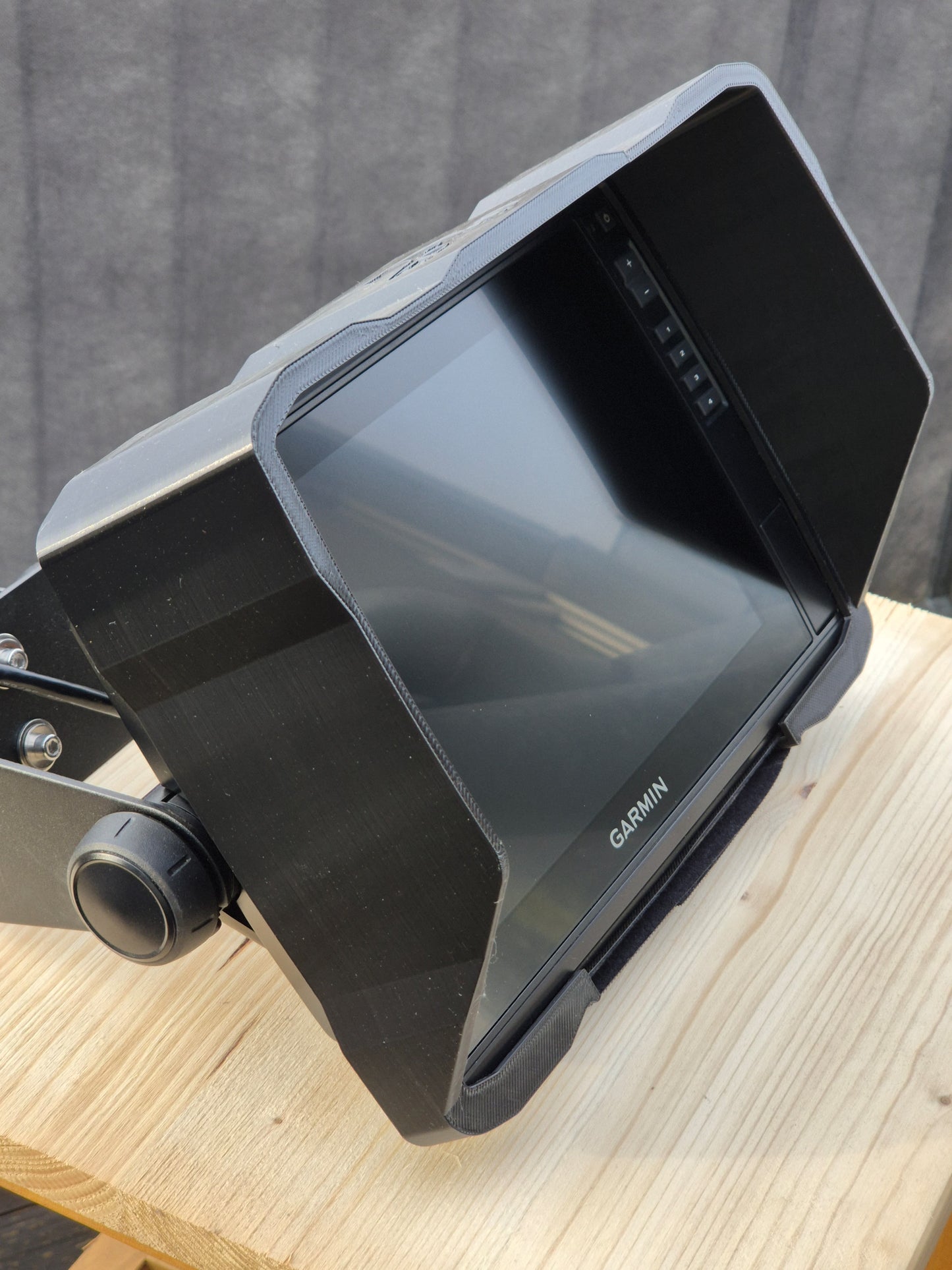 Sun Visor für Garmin Echomap Ultra 2 schräg seitlich in schwarz