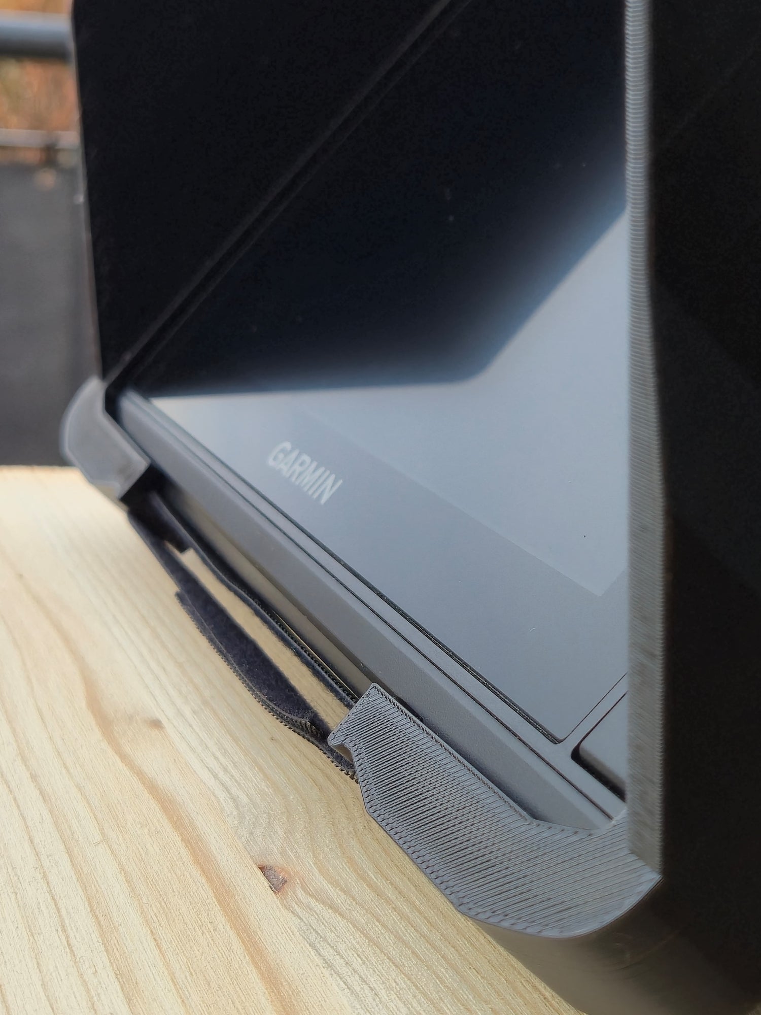 Sun Visor für Garmin Echomap Ultra 2schwarz Verschluss detailaufnahme