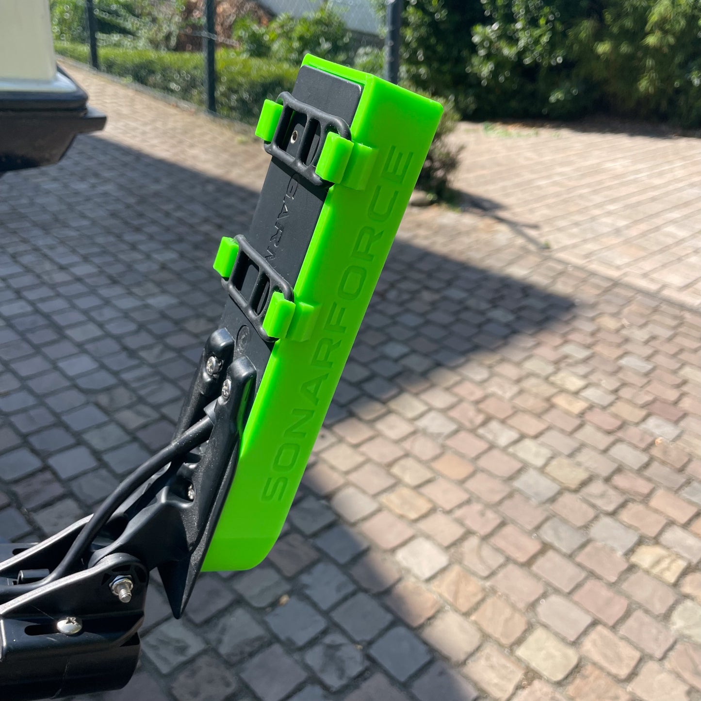 Detailaufnahme von der SonarForce Geberschutzhülle für den Garmin GT56-UHD, Ansicht seitlich rechts