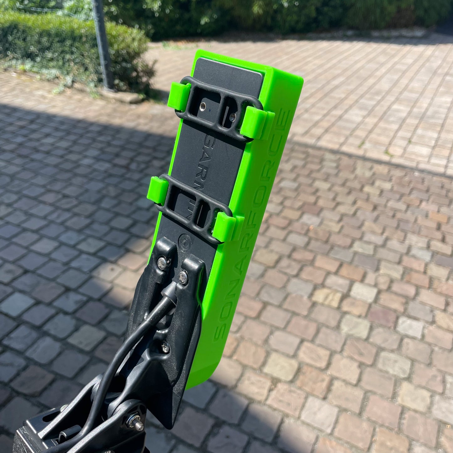 Detailaufnahme von der SonarForce Geberschutzhülle für den Garmin GT56-UHD, Ansicht von oben