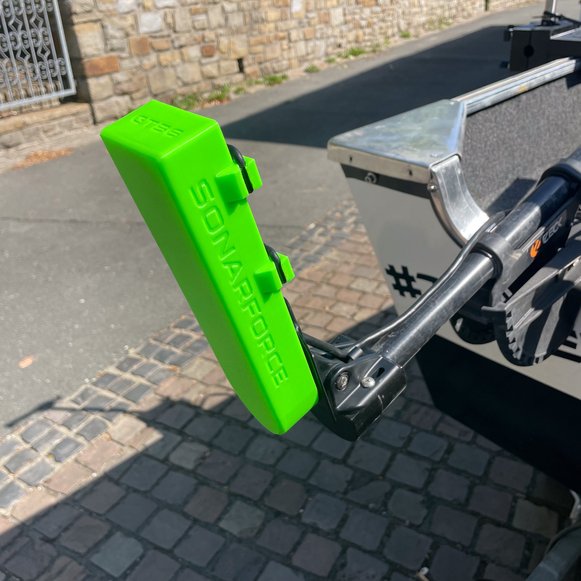 Detailaufnahme von der SonarForce Geberschutzhülle für den Garmin GT56-UHD, Ansicht von links mit Logo