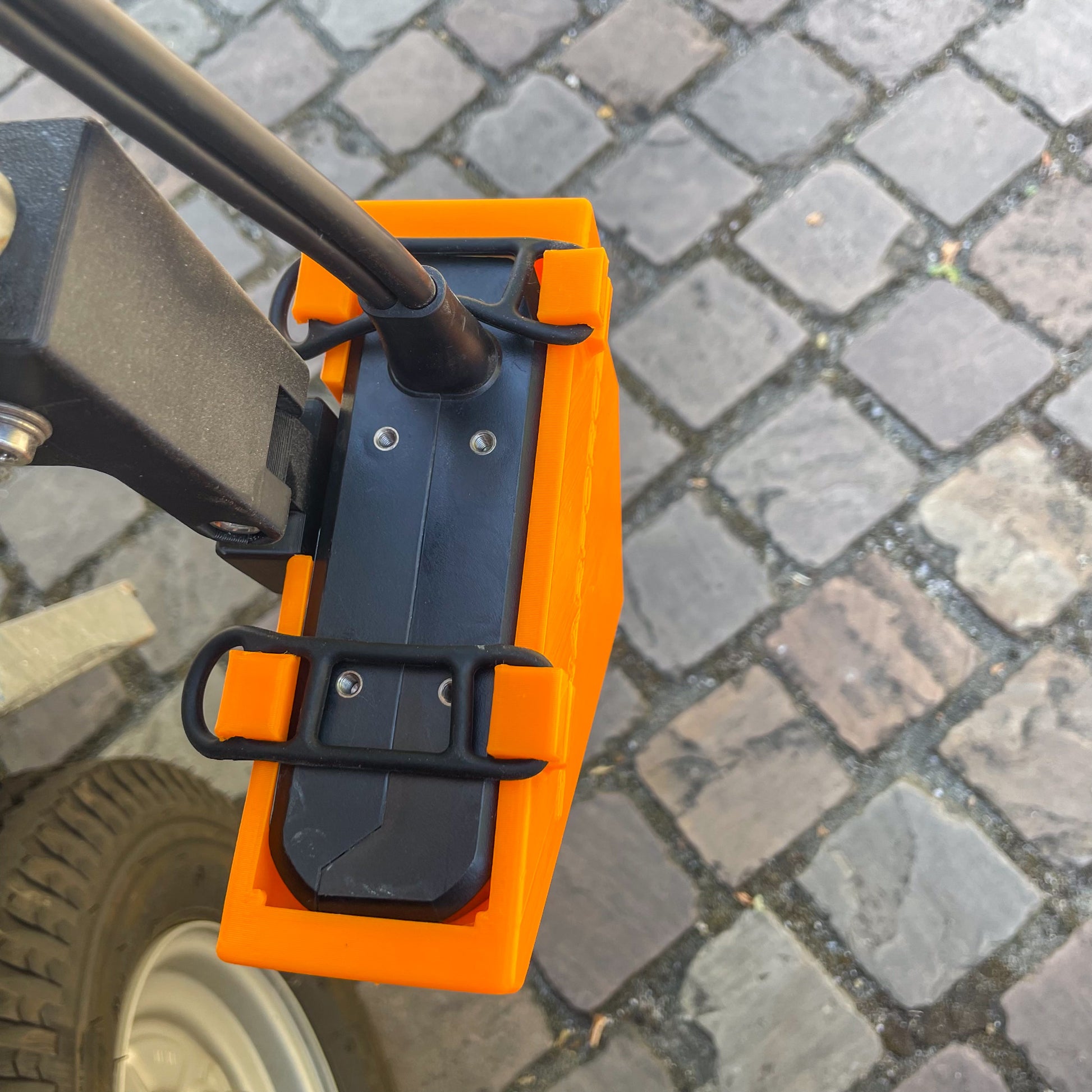 Geberschutzhülle für Garmin Livescope LVS32 von SonarForce, Detailaufnahme von oben