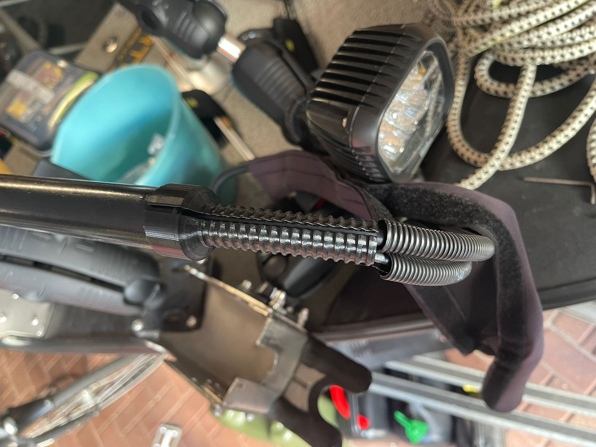 Kabelschutz für Humminbird MEGA 360 in schwarz Montage 